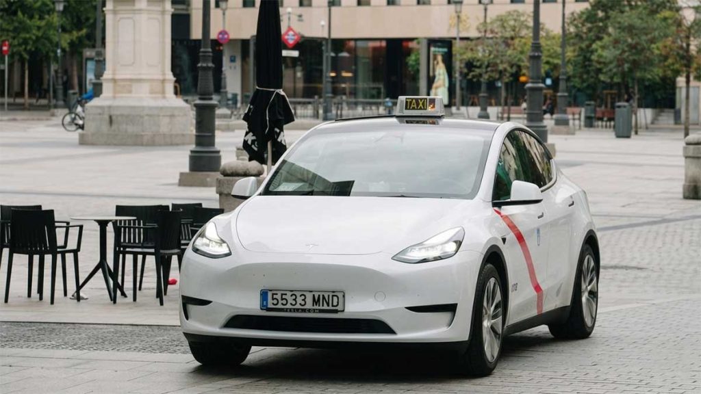 De gastar 600 euros al mes en gasolina a solo 60 en electricidad las cuentas de un taxista con Tesla