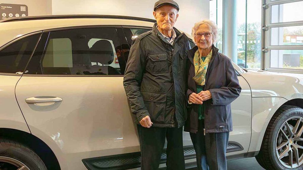 Después de 70 años casados, estos abuelos hacen realidad un sueño regalándose un Porsche eléctrico de 300 CV Con los 92 y 94 años y tras 7 décadas de vida juntos, un matrimonio británico ha cumplido un sueño pendiente y lo han hecho a lo grande estrenando un Porsche eléctrico de altas prestaciones. abuelos porsche macan electrico 1 Dereck y Audrey con su flamante Porsche macan color Crayon. Gonzalo García 19/02/2026 08:30 Actualizado a 19/02/2026 08:30 El CEO de Repsol, Josu Jon Imaz, sobre el hidrógeno verde: “no será competitivo hasta que la electricidad cueste 10 o 15 €”, 4 veces menos que ahora Por menos de 15.000 €: el híbrido más ahorrador de China (2 l/100 km) ahora tarda más en encender su motor Hay celebraciones que se miden en cifras y otras que se explican con decisiones. Para Dereck Evans, de 92 años, y su esposa Audrey Evans, de 94, el 70 aniversario de su boda merecía algo más que una comida familiar o un viaje. Después de décadas posponiéndolo, decidieron cumplir un deseo que les había acompañado durante toda su vida: comprar su primer Porsche. abuelos porsche macan electrico 2 Nunca es tarde: 70 años de matrimonio y más de 90 años de edad. 70 años para darse un capricho El matrimonio británico eligió un Porsche Macan eléctrico en color Crayon, entregado en el Porsche Centre Bournemouth, en el Reino Unido. El SUV deportivo llegó a sus manos cuando ambos superaban ya los 90 años, en un ejemplo de que los proyectos personales no tienen fecha de caducidad. La historia de la pareja se remonta a los años 50, cuando se casaron en una época en la que Porsche apenas comenzaba su trayectoria como fabricante. Su primer coche como recién casados fue un Austin 7, una marca que desapareció hace décadas, mientras que la firma alemana ha evolucionado hasta convertirse en uno de los fabricantes más reconocidos del mundo. Durante años, Dereck y Audrey habían hablado de la posibilidad de tener algún día un coche de la marca alemana, pero el momento nunca parecía el adecuado. El aniversario de platino de su matrimonio fue el detonante definitivo. “Siempre pensé que Porsche era algo único, atractivo y diferente”, explicó Dereck tras recibir el vehículo, después de una de sus sesiones de entrenamiento personal, a las que acude dos veces por semana al gimnasio. El nuevo propietario destaca también el componente emocional asociado a la marca: la sensación de pertenecer a una comunidad. Según sus palabras, ser dueño de un Porsche “es como formar parte de un club”. ceo repsol hidrogeno verde 1 El CEO de Repsol, Josu Jon Imaz, sobre el hidrógeno verde: “no será competitivo hasta que la electricidad cueste 10 o 15 €”, 4 veces menos que ahora Tras más de 12 horas a la intemperie con el Modo Camping, sólo consumió el 40% de su carga. Parado a -37ºC, este es el tiempo que un Tesla Model 3 puede salvarte la vida hasta agotar su batería porsche coches electricos tan duraderos fiables coches combustion 1 Después de recorrer 300.000 km, esta marca iguala la fiabilidad de los coches de combustión con la de los 100% eléctricos Su hija Louise confirma que la compra encaja con la forma de ser de sus padres, poco convencionales incluso a su edad. Asegura que su padre ha mostrado un entusiasmo especial por el selector de modos de conducción situado en el volante y bromea con su espíritu competitivo al volante: “No hay un joven de 19 años en Dorset al que papá no haya dejado atrás en un semáforo”. abuelos porsche macan electrico 3 Porsche Macan eléctrico. Más allá de la anécdota, Dereck subraya las cualidades dinámicas del vehículo. Destaca su comportamiento en curvas y, sobre todo, la sensación de seguridad que transmite. “El Macan es fantástico en las curvas, pero también da una sensación de control total, como si pudieras seguir adelante para siempre”, explica. Lejos de plantearse una vida tranquila frente al televisor, el matrimonio ya ha hecho planes para aprovechar su nueva adquisición. Entre sus objetivos están realizar varios viajes largos y seguir manteniendo una rutina activa, coherente con un estilo de vida que siempre ha estado marcado por la iniciativa personal y la actividad. La compra del Macan tampoco parece ser el punto final. Dereck ya piensa en el futuro y menciona un posible sustituto: el Porsche Taycan. Tras haber pr