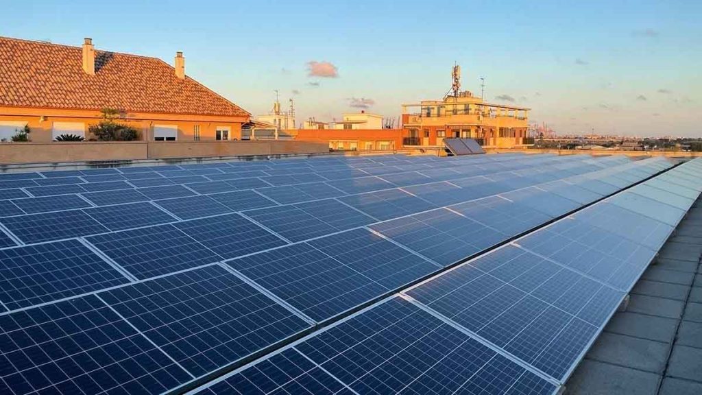 El Gobierno lanza un paquete fiscal masivo para impulsar el autoconsumo, el coche eléctrico y la electrificación de la economía