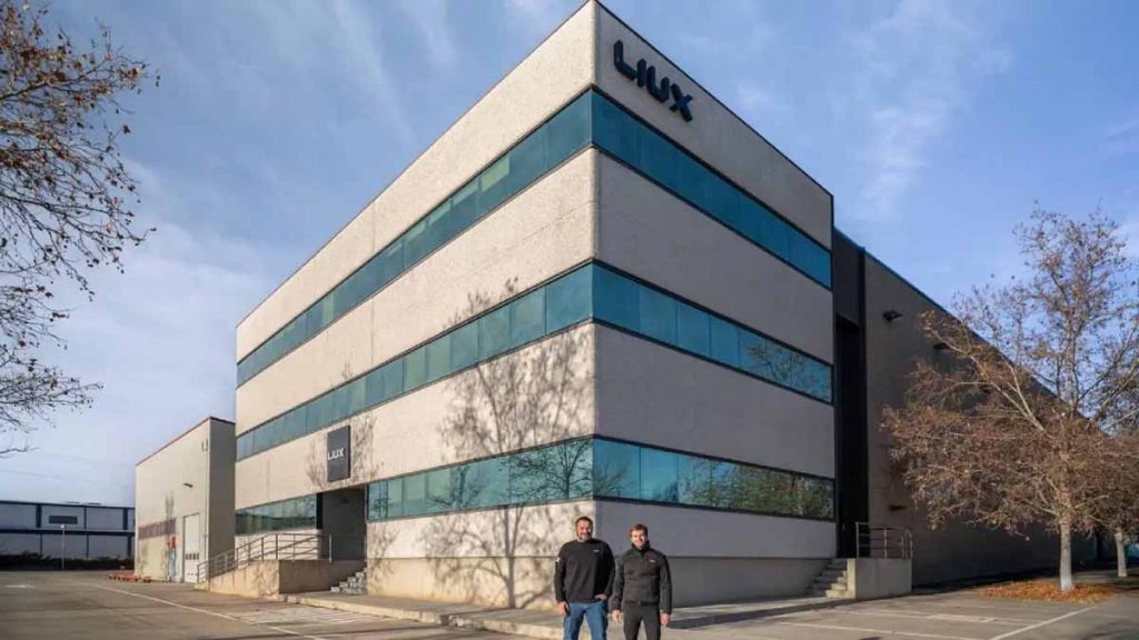 Liux inaugura su primera fábrica de coches eléctrico