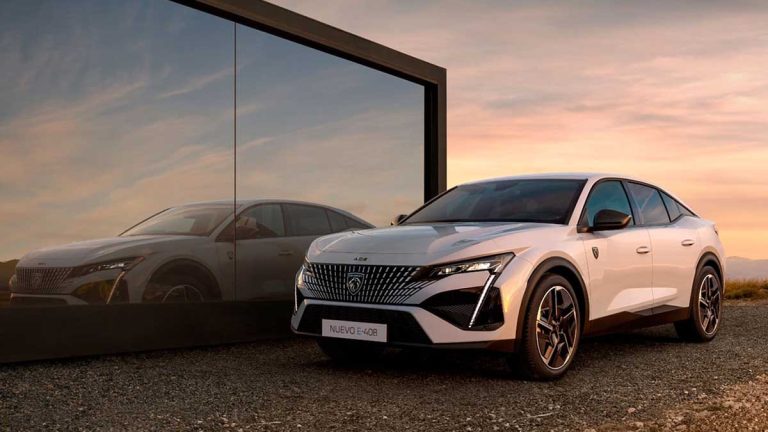 Acaba de llegar a los concesionarios españoles el Peugeot E-408 eléctrico, la alternativa a los SUV