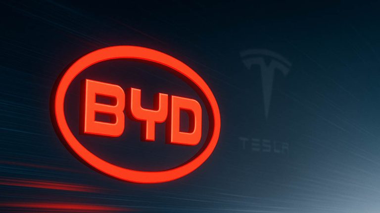 BYD mira por el retrovisor a Tesla- la marca china lidera las ventas mundiales de coches eléctricos en 2025