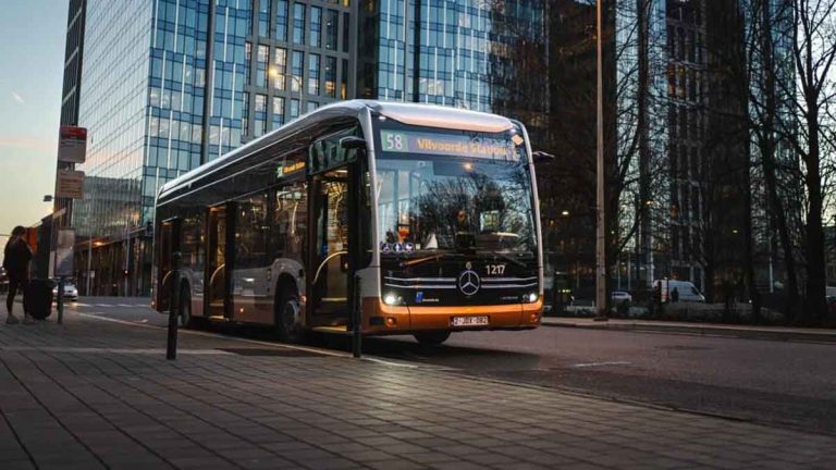 Bruselas incorpora 50 autobuses eléctricos Mercedes en su camino hacia una flota 100% eléctrica
