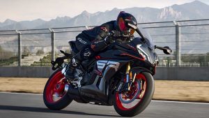 CFMoto lanza una deportiva eléctrica con batería extraíble de forma lateral y chasis disipador