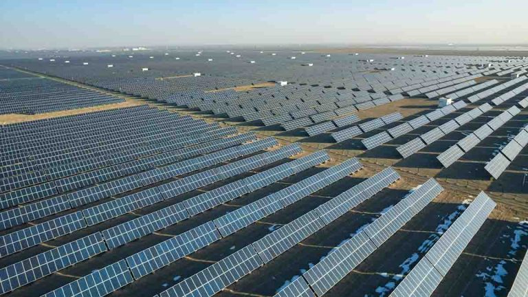 China añade 41,39 GW de energía solar en tres meses y consolida su liderazgo mundial