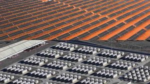 China pone en marcha el primer sistema que guarda energía renovable y estabiliza la red eléctrica