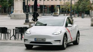 De gastar 600 euros al mes en gasolina a solo 60 en electricidad las cuentas de un taxista con Tesla