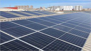 Dos comunidades energéticas de Valencia se unen para llevar electricidad gratuita a doce familias vulnerables