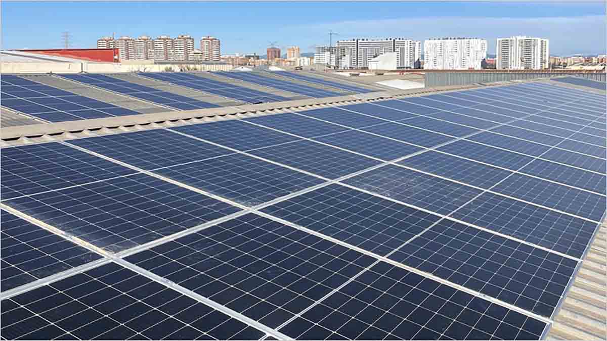 Dos comunidades energéticas de Valencia se unen para llevar electricidad gratuita a doce familias vulnerables