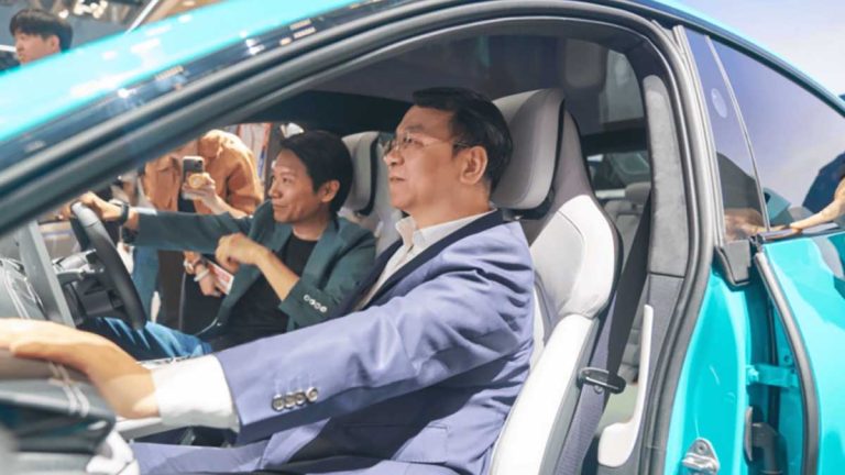 El CEO de BYD recorre la fábrica de Xiaomi Auto y se desatan rumores de alianza