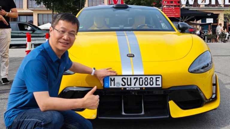 El presidente de Xiaomi matricula el primer SU7 en Europa