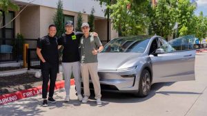 El primer coche de Tesla que sale el solo de la fabrica y va directamente a la casa del comprador
