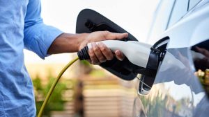Francia vuelve a apostar por facilitar el acceso al coche eléctrico a los hogares con menos recursos