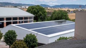 La primera comunidad energética en un colegio de Navarra compartirá energía solar con más de 600 familias