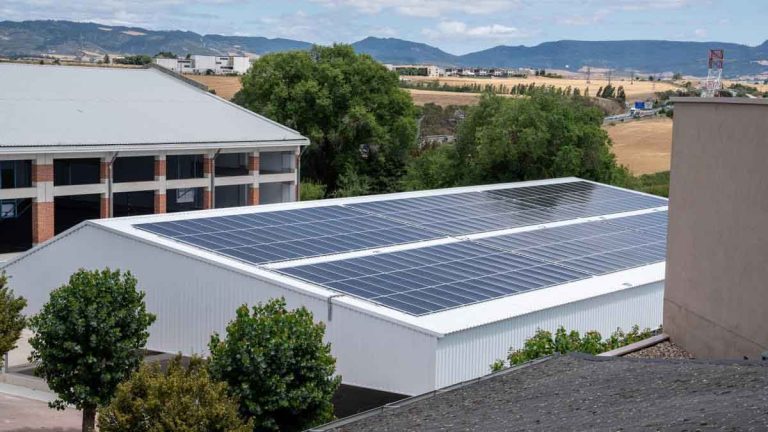 La primera comunidad energética en un colegio de Navarra compartirá energía solar con más de 600 familias