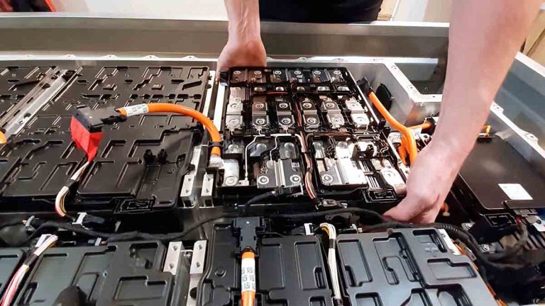 La tecnología Sweep de Toyota transforma sus baterías usadas en energía para la industria