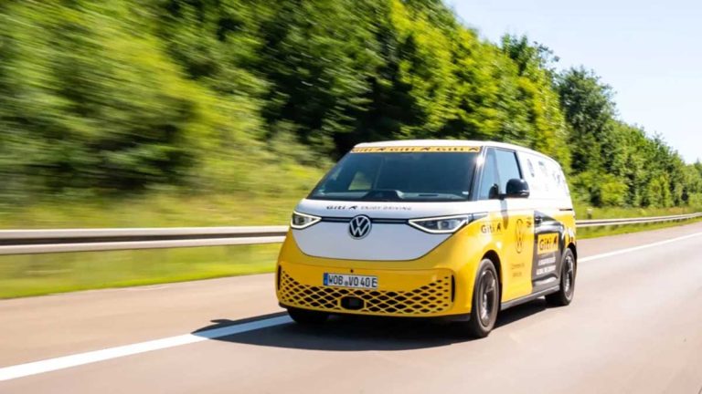 La vuelta al mundo en una furgoneta eléctrica 75 países y 8 meses