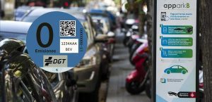 La zona azul en Barcelona es gratis para los coches eléctricos