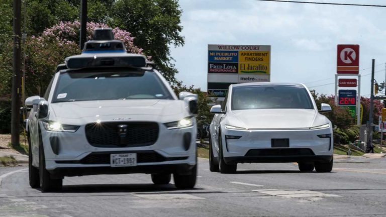 Los usuarios dictan sentencia- el robotaxi de Waymo supera al de Tesla en todo