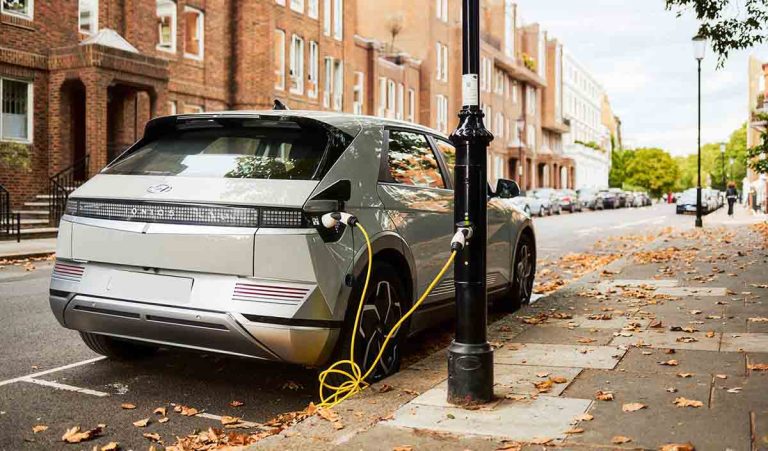 Manchester aprovecha las farolas para poner cargadores para coches eléctricos