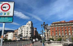 Más de 300 coches son multados diariamente en Bilbao por infringir la normativa de la Zona de Bajas Emisiones