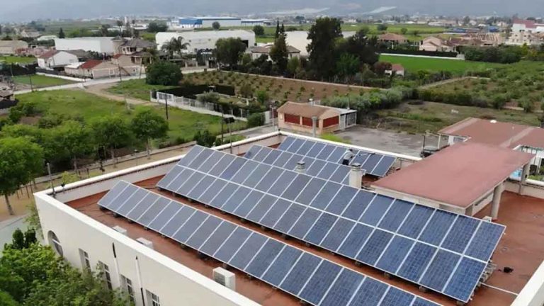 Murcia instala 144 paneles solares en tres edificios municipales para mejorar el ahorro energético