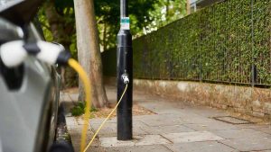 Praga aprovecha 150 farolas para impulsar la recarga de coches eléctricos en la ciudad