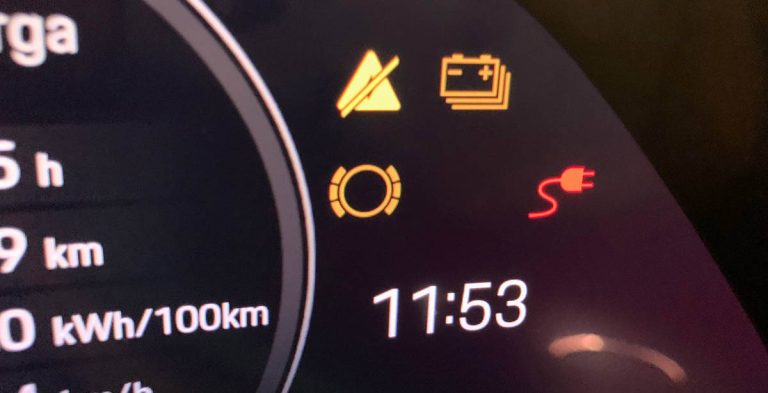 Pueden-multarme-si-me-quedo-sin-bateria-en-carretera-con-mi-coche-electrico