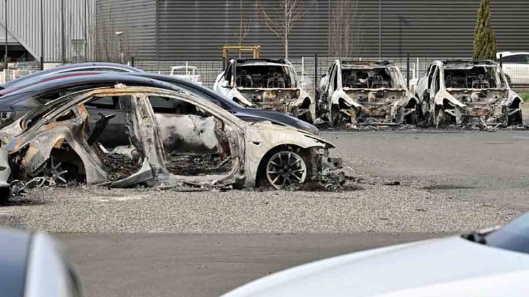 Queman varios coches en el aparcamiento de un concesionario Tesla en Toulouse