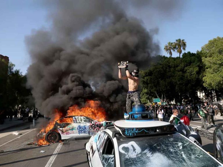 Robotaxis de Waymo quemados en las protestas de Los Ángeles