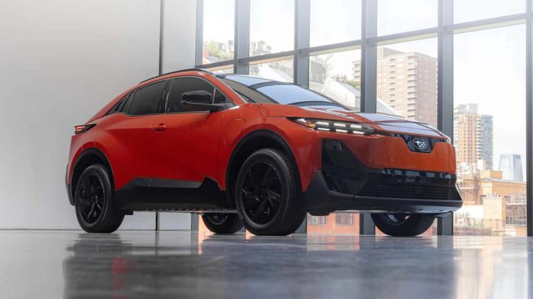 Subaru da el paso al coche eléctrico y presenta tres nuevos modelos