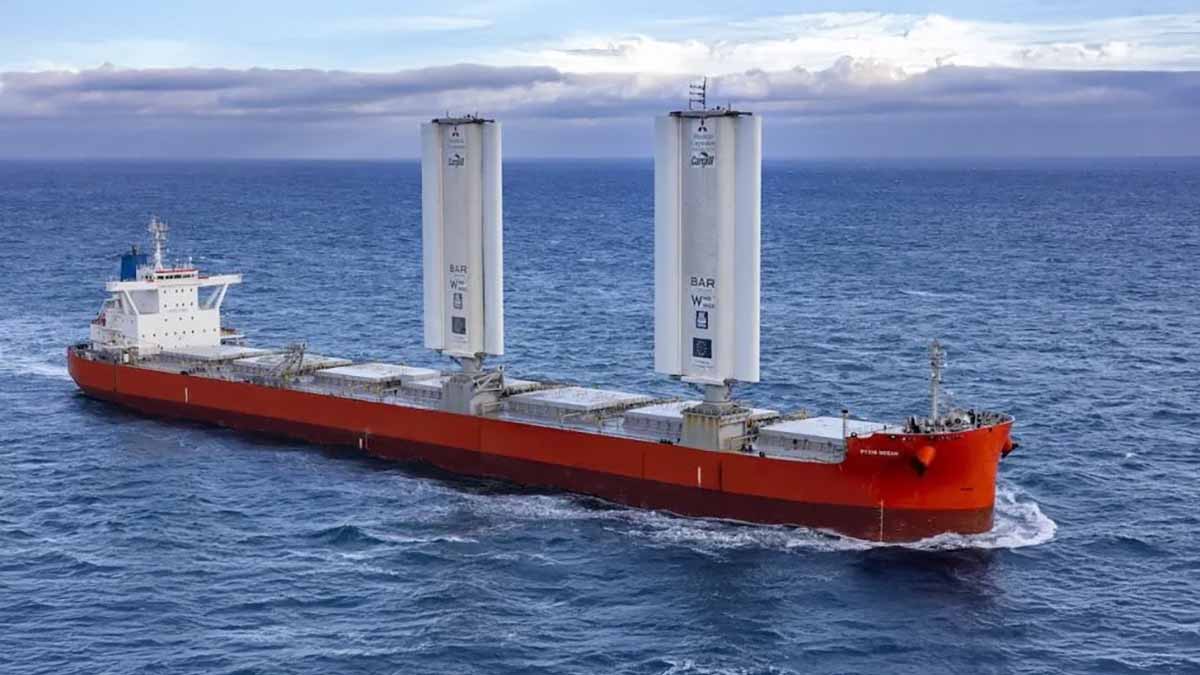 Tarragona recibe al primer carguero eólico del mundo y despierta gran admiración al llegar a puerto