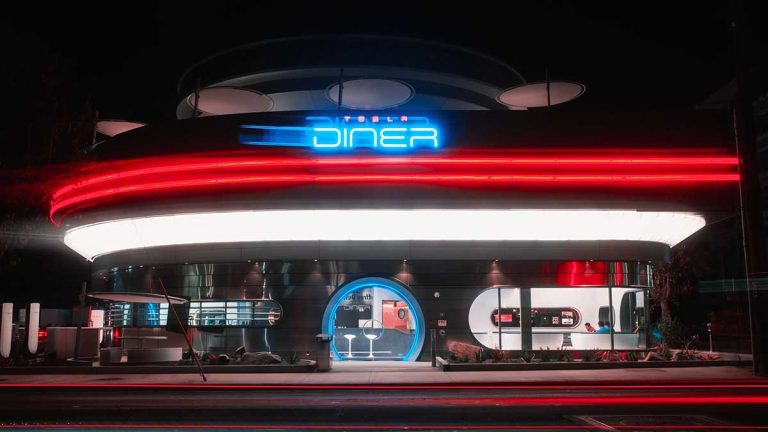 Tesla abre su primer restaurante convirtiendo la carga del coche eléctrico en una experiencia de ocio