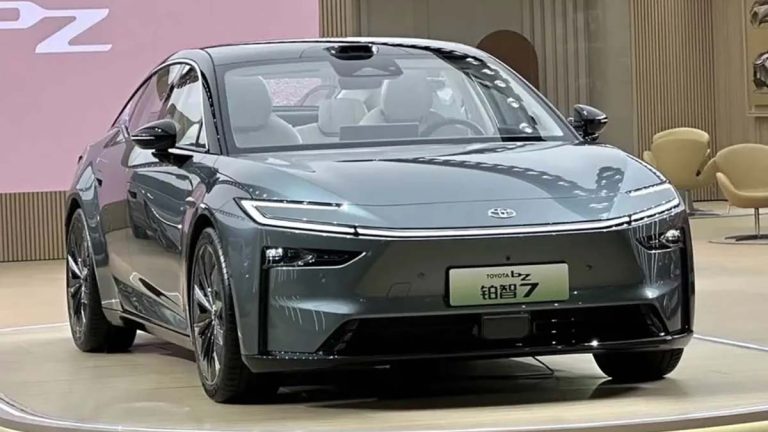 Toyota presenta el bZ7, el nuevo sedán de la marca japonesa con motor 100% eléctrico