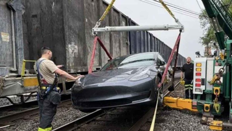 Un Tesla atraviesa las barreras de un cruce ferroviario con el FSD activado y reabre el debate sobre su seguridad