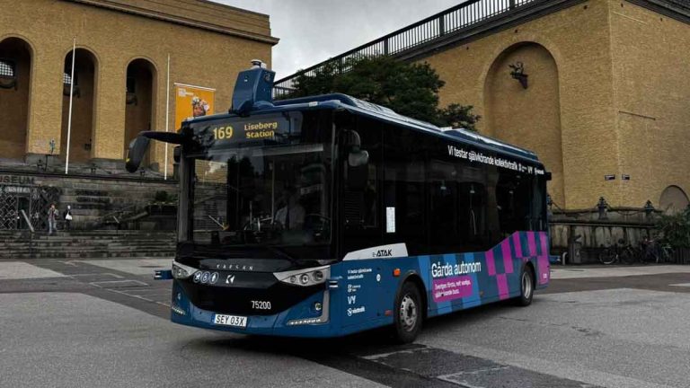 Un autobús autónomo sufre un accidente en Suecia en su primer día de funcionamiento