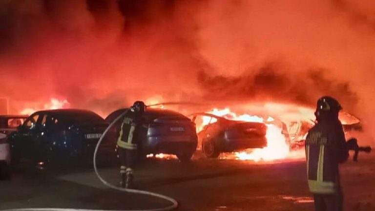 Un incendio en un concesionario de Tesla en Roma destruye 17 coches