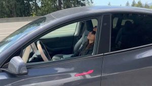 Un vídeo de una mujer dormida al volante de un Tesla reabre el debate sobre los límites del FSD