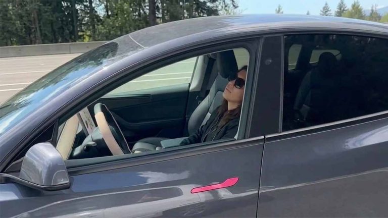 Un vídeo de una mujer dormida al volante de un Tesla reabre el debate sobre los límites del FSD