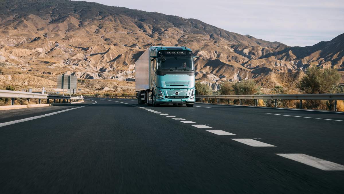volvo-arranca-la-produccion-del-fh-aero-electric-de-700-km-y-presenta-un-camion-de-80-toneladas